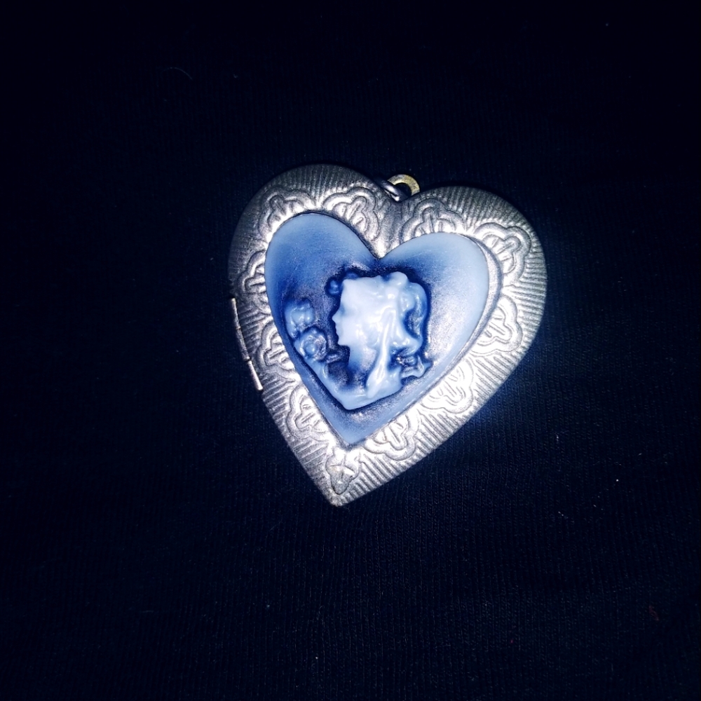 Amazing cameo pendant